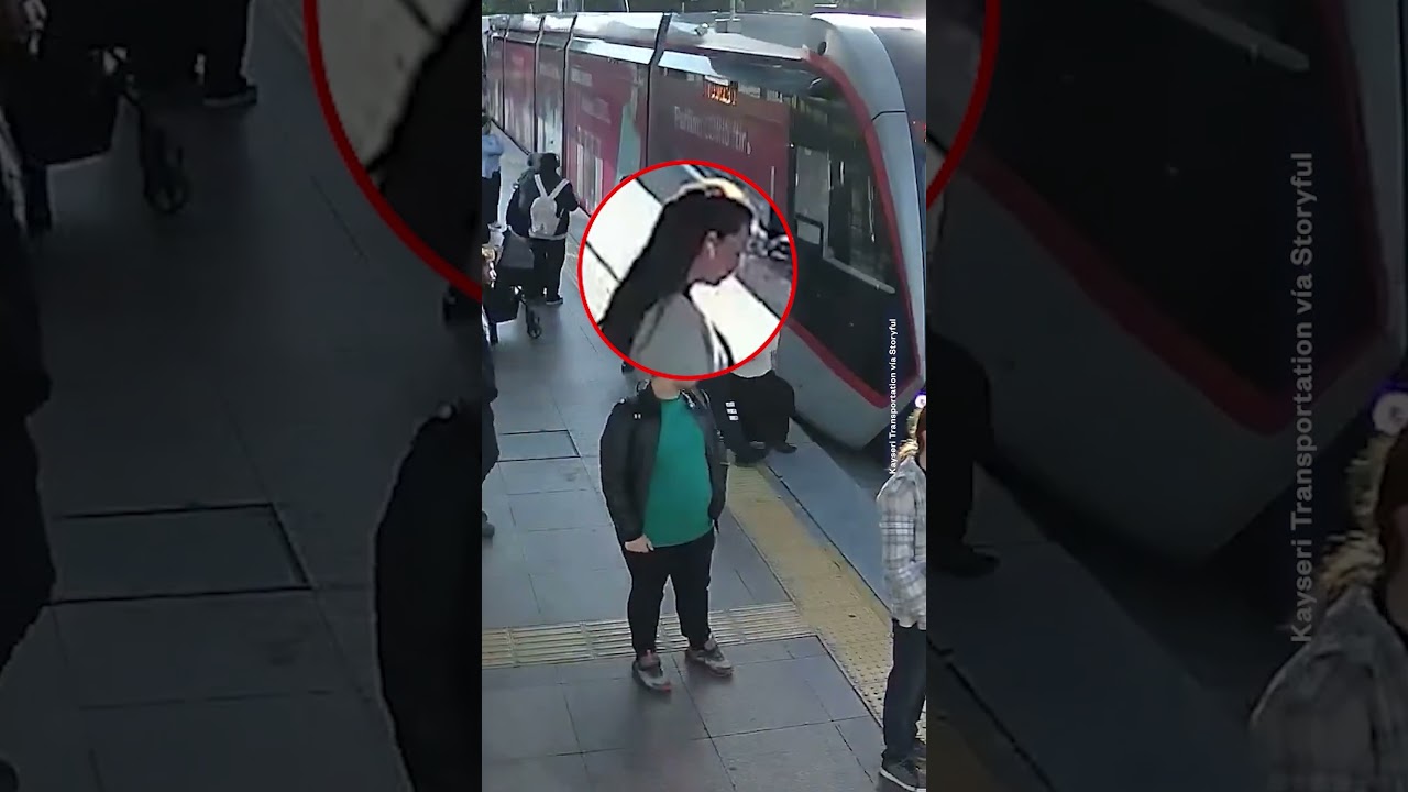 Una mujer en Kayseri, Turquía, se salvó por poco de ser arrollada por un tren | Noticias Telemundo