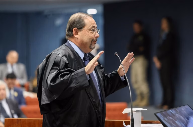 Juez de Texas que presidió el juicio por asesinato en el caso de Karmelo Anthony es apartado del proceso