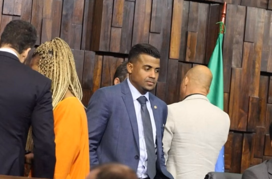 Karmelo Anthony lucha por un nuevo juicio mientras sus abogados disputan sobre un acuerdo no escrito que…